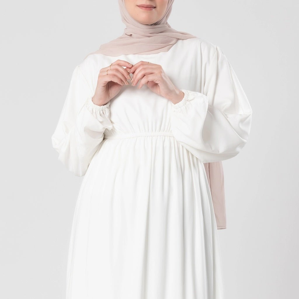 Basic dress with medium steak sleeve